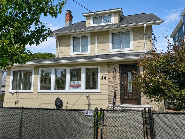 Building Photo - 44 Overlook Ave