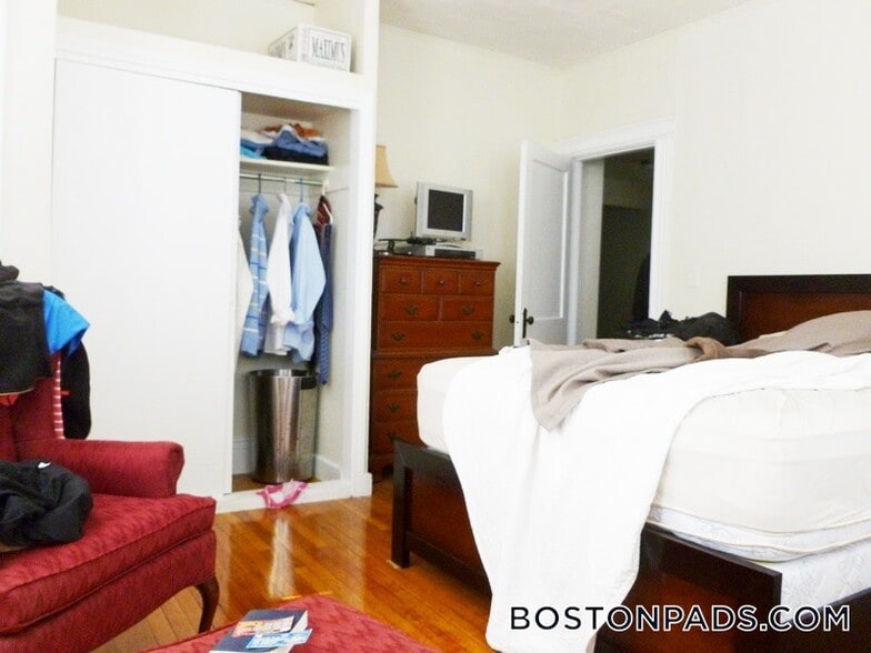 Building Photo - 126 Warren St