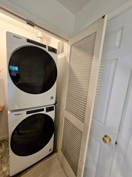 In-unit full sized washer & dryer - 45 Augusta Dr