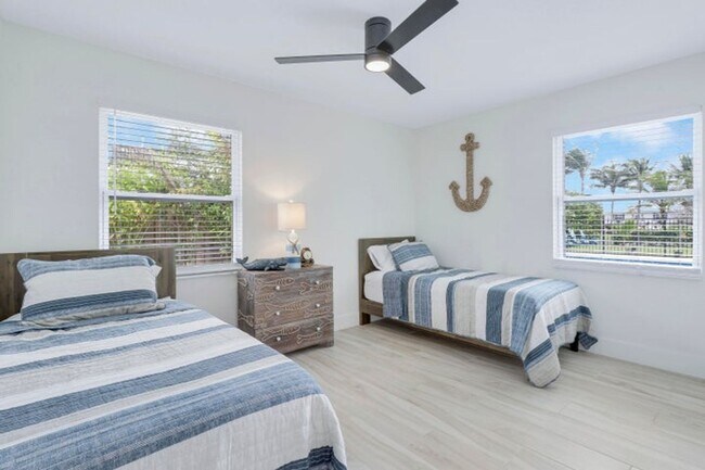 Building Photo - 9 W Riverside Dr