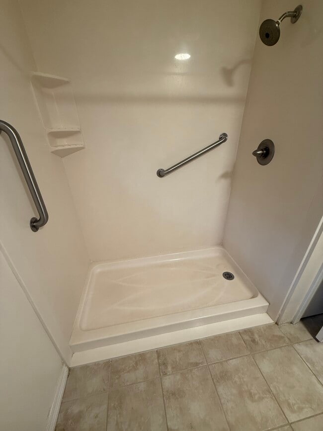 Building Photo - 216 Clower Ave