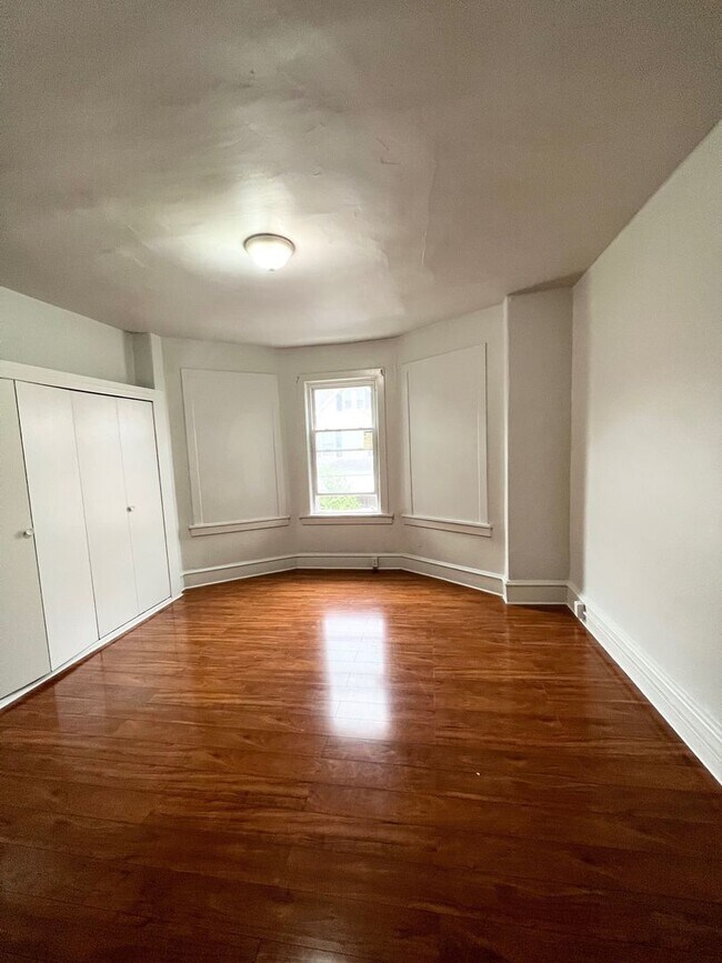 Building Photo - Spacious 3 or 4 Bedroom 2 Bathroom Available in Oakland, Modern Updates and Great Front Porch and...