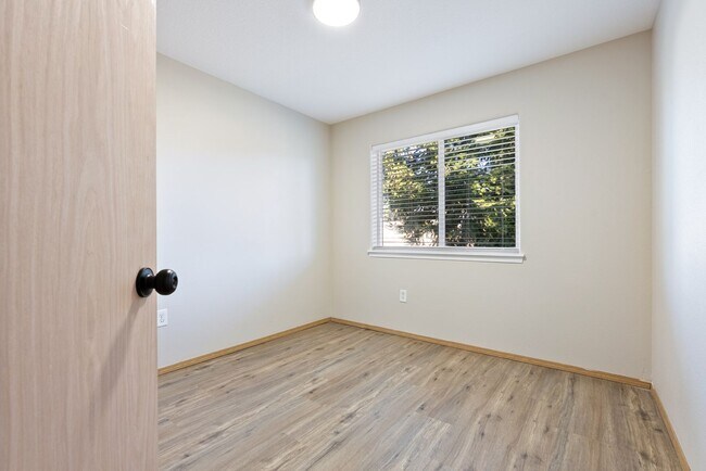 Building Photo - 4 Bed | 2.5 Bath Home with Garage, Yard & Modern Updates – SE Portland