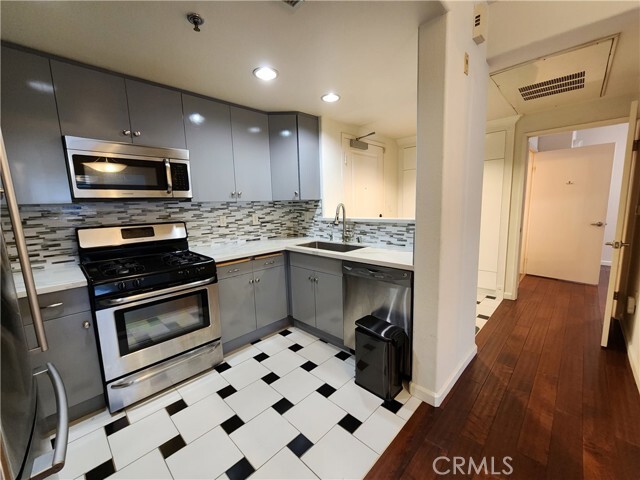 Primary Photo - 580 W Main St