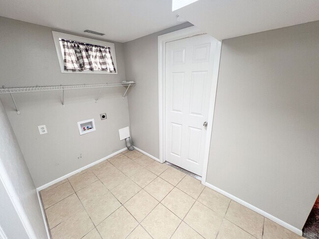 Building Photo - 147 W Fremont Ave