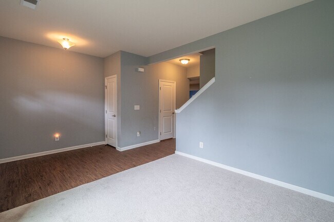 Building Photo - Spacious 4-Bedroom Home with Sunroom, Deck...
