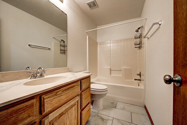 Building Photo - 517 Lone Oak Dr