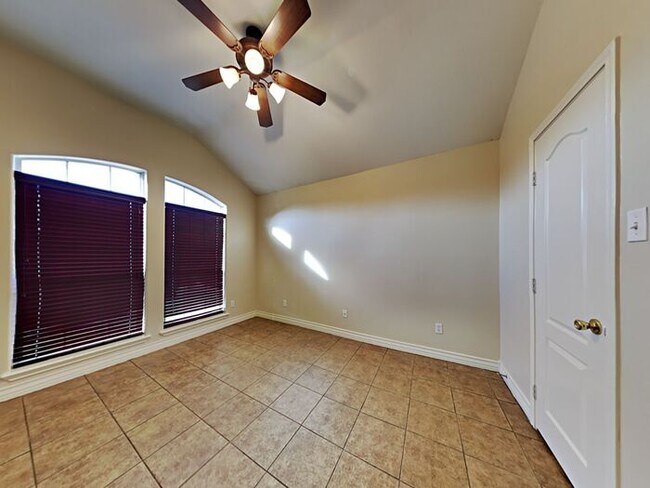 Building Photo - *No Application Fee* *$500 off first month...