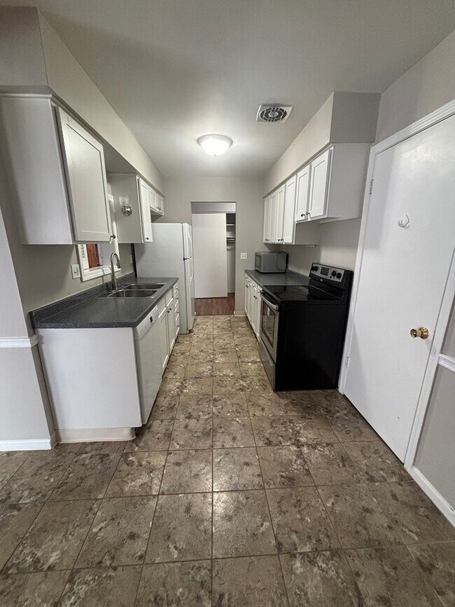 Building Photo - Beautifully maintained 3BR, 2BA Condominium