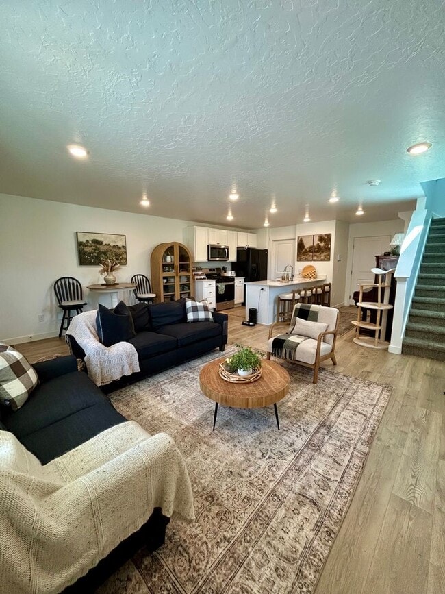 Building Photo - End Unit 3 bed 2 bath Townhome in Spanish ...