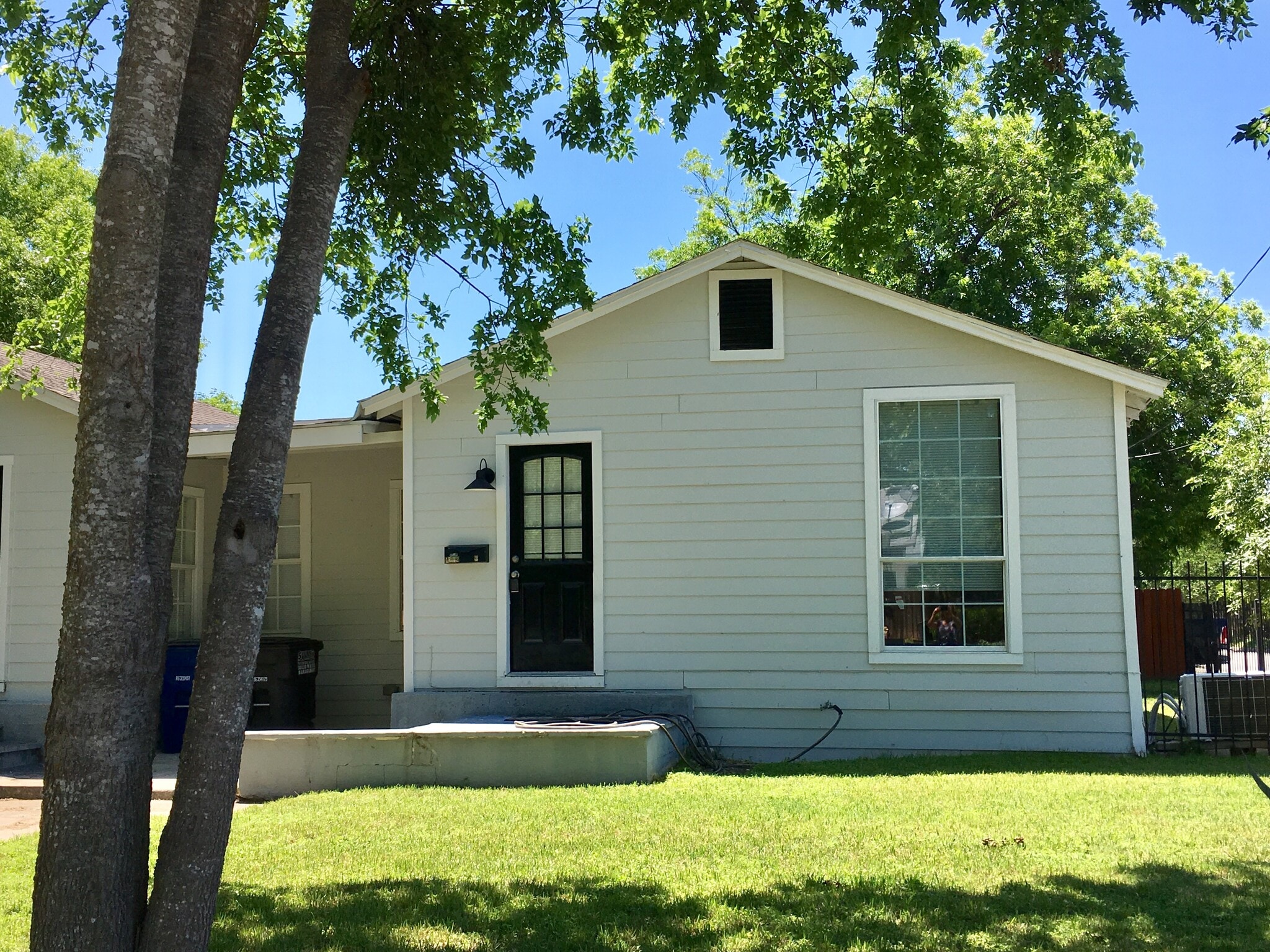 Building Photo - 1042 W Lynwood Ave