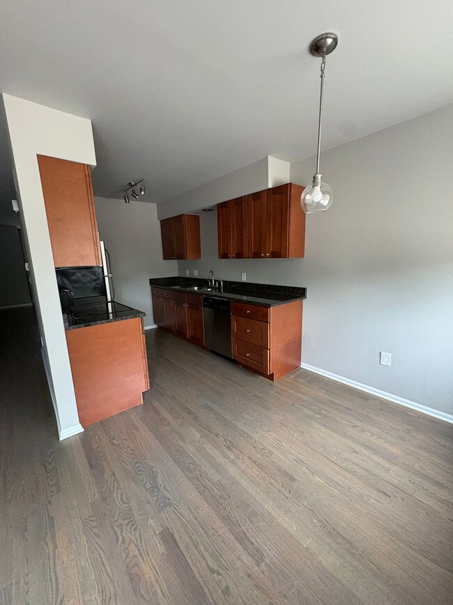Building Photo - Beautifully Updated Townhouse – Prime Location!
