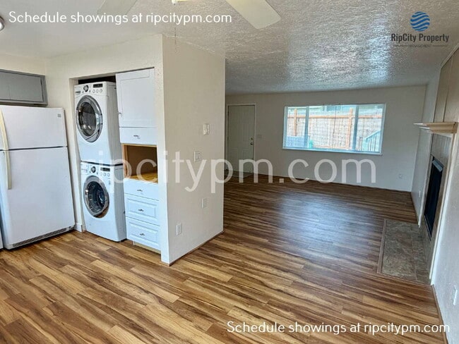 Building Photo - 11837 SE Gladstone St