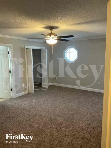 Building Photo - 811 Willow Ln