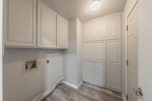 Building Photo - Charming Updated Home on Quiet Cul-de-Sac