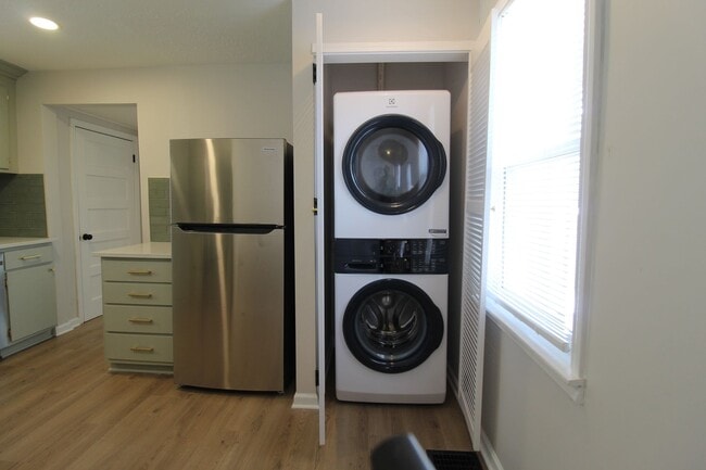Building Photo - 2 Bedroom 1.5 Bath Home In Strawberry Hill