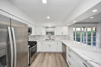 Building Photo - 5542 Holly St