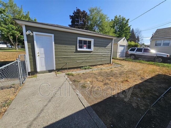 Building Photo - 2338 W Walton Ave