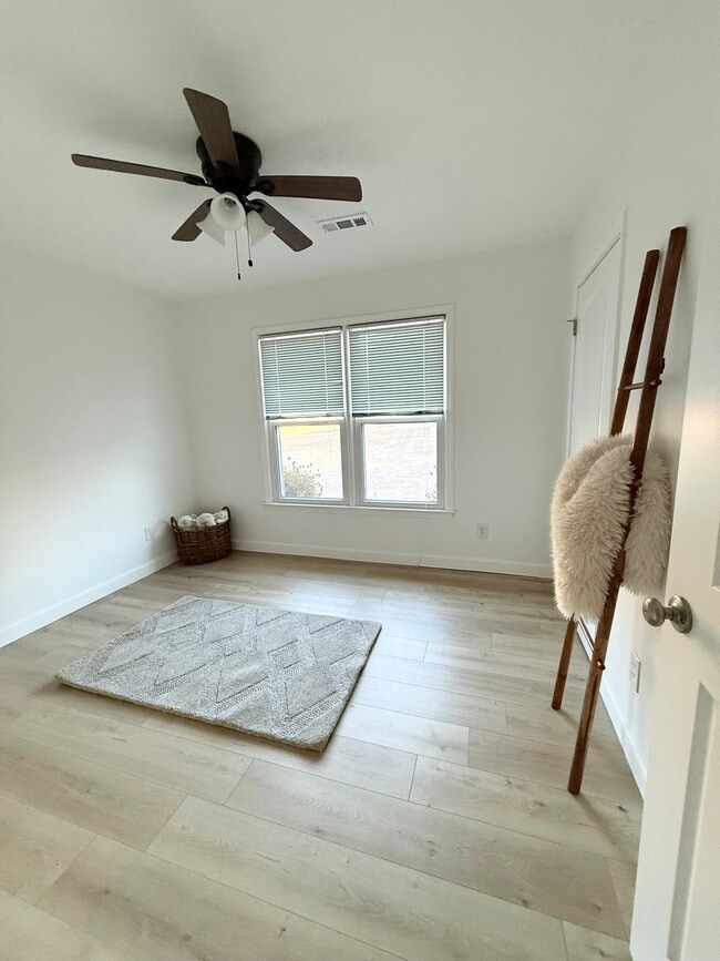 Building Photo - 717 Redwood Park