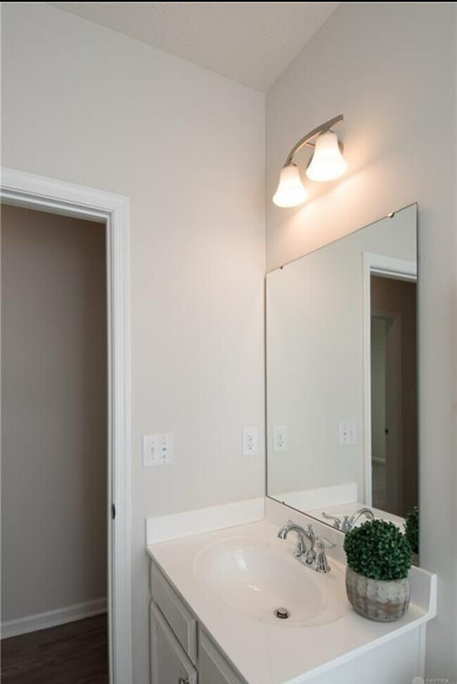 Building Photo - 2125 Schmidt Dr W