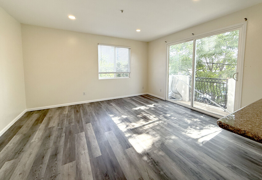 Building Photo - 5330 Satsuma Ave