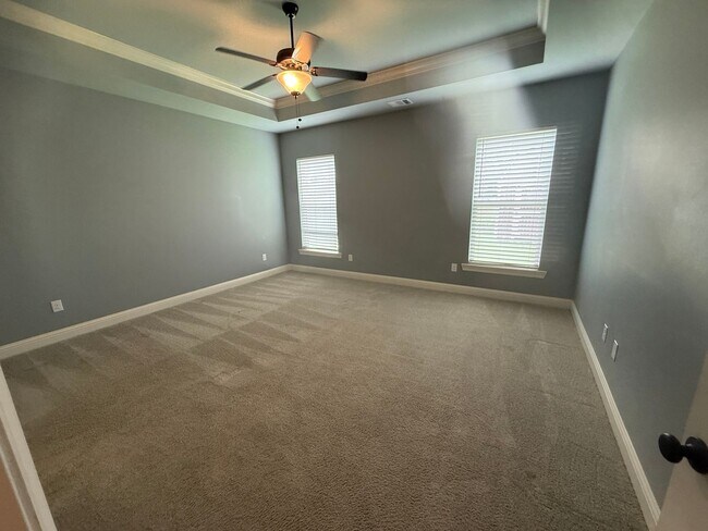 Building Photo - 908 Lakehaven Dr