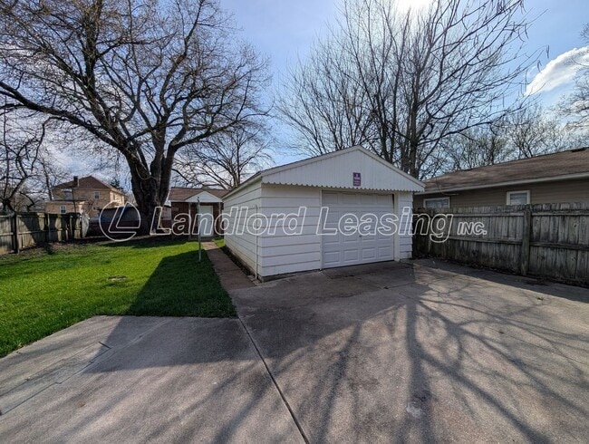 Building Photo - Updated 3-Bedroom Home with Private Upper Suite & Detached Garage