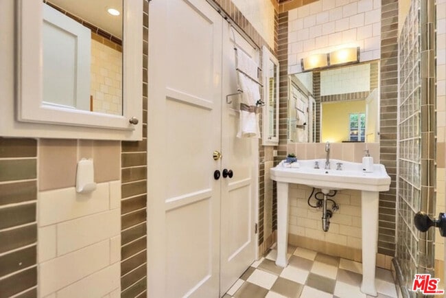 Building Photo - 1847 E Del Mar Blvd