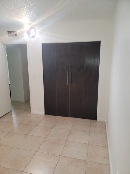 Building Photo - 13455 NE 10th Ave