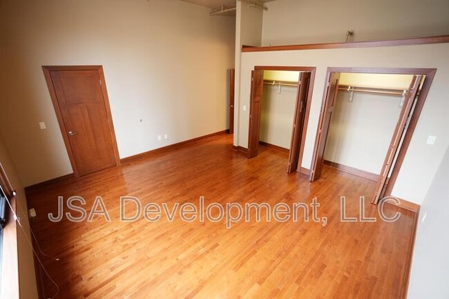 Building Photo - 208 E 4th St