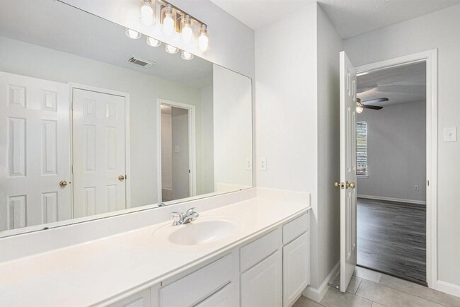 Building Photo - 907 Hinsdale