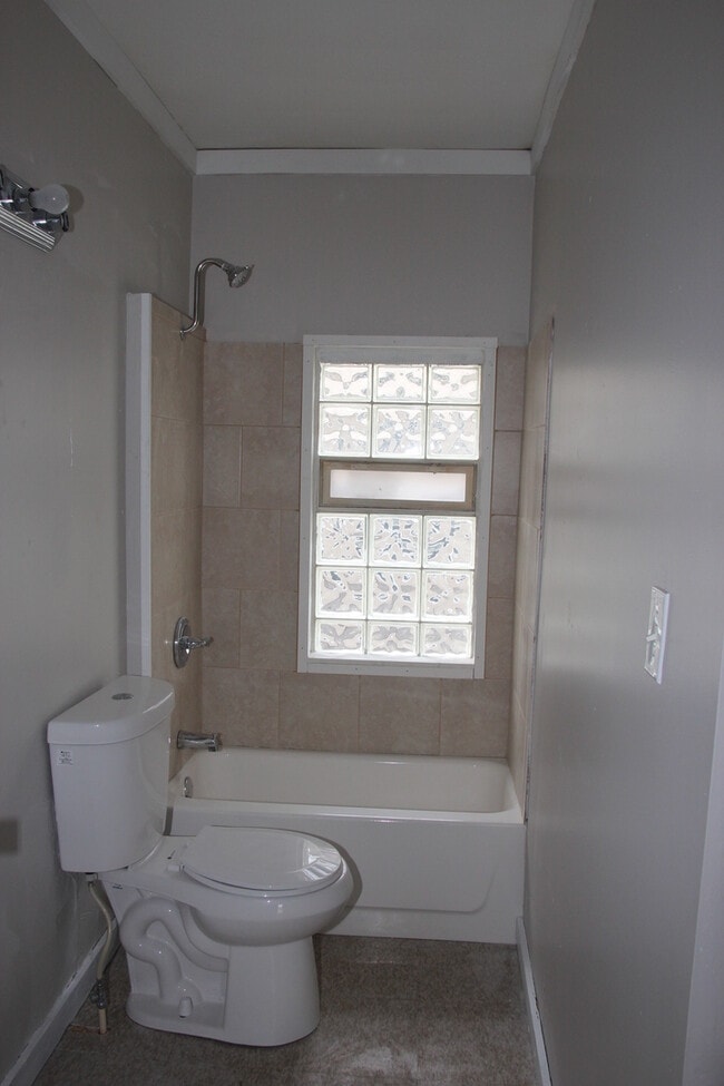 Building Photo - 3910 Carlyle Ave