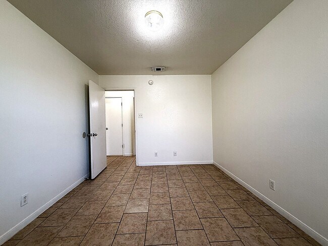 Building Photo - 1304 Cinch Dr