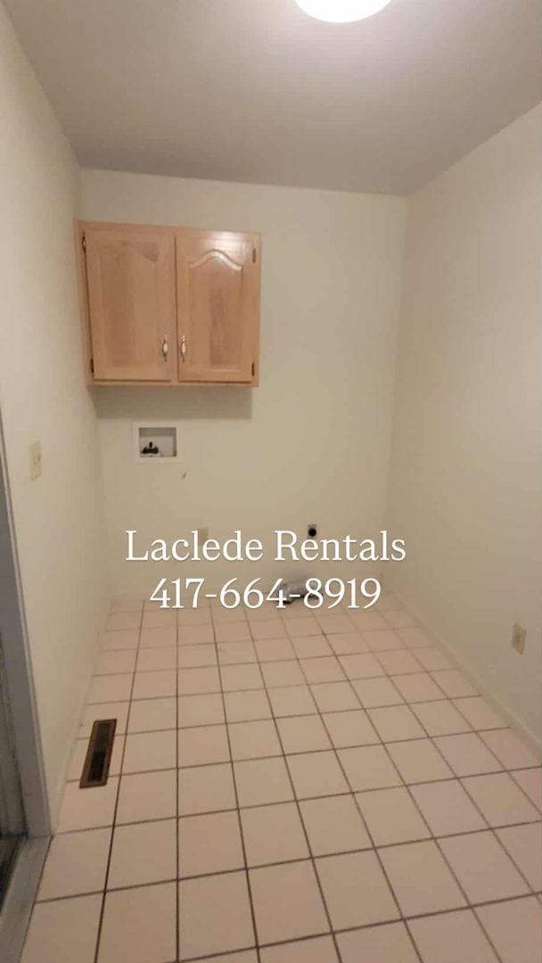 Building Photo - 2 BEDROOM 2 BATHROOM DUPLEX WITH GARAGE