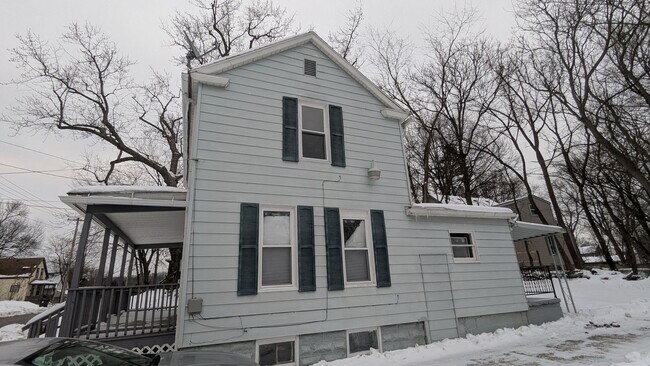 Building Photo - Welcome to this charming 3-bedroom, 1-bathroom home in Akron - Section 8 Welcome