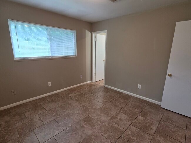 Building Photo - 9007 Glen Shadow Dr