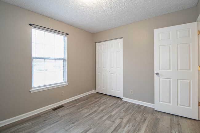 Building Photo - 131 Lillian Dr