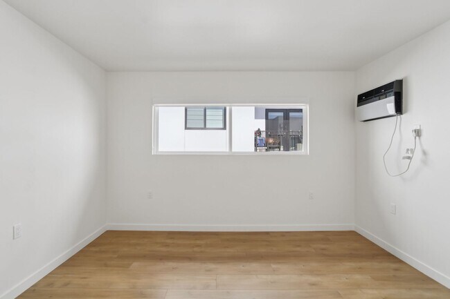 Building Photo - 1422 Tamarind Ave