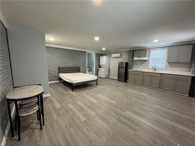 Building Photo - 5971 Robin Hood Ln