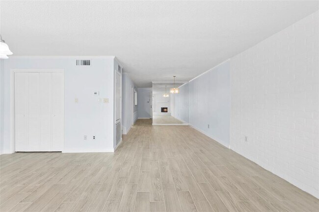 Building Photo - 8335 Ariel St