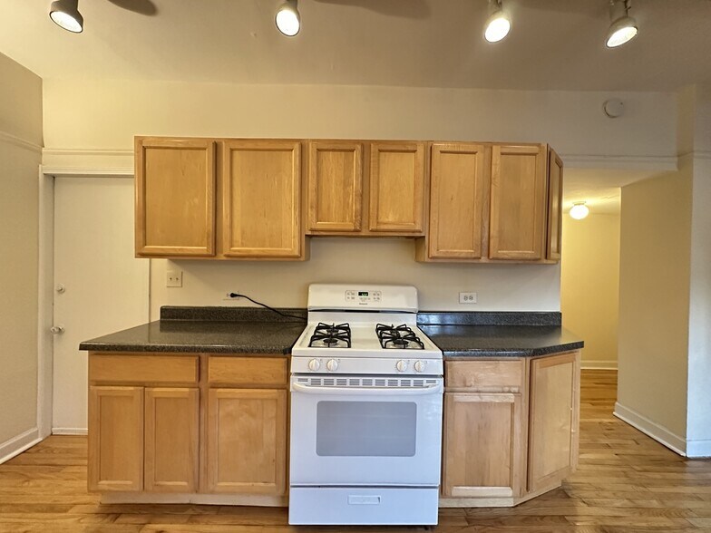 Building Photo - 3501 N Sheffield Ave