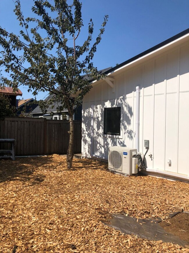 Building Photo - 4563 NE 47th Ave