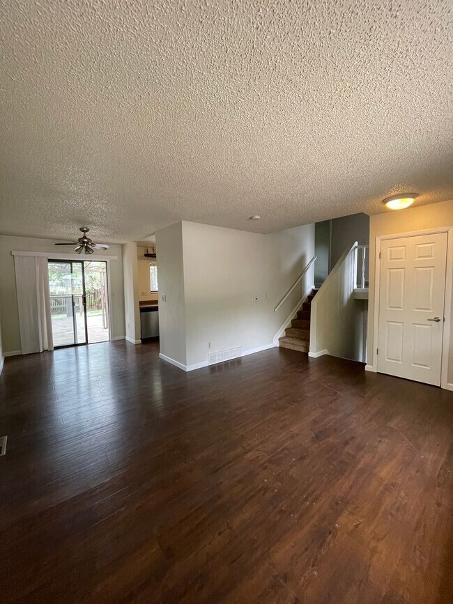 Building Photo - Centaur Village 3 Bedroom/2 Bath Newly Upd...