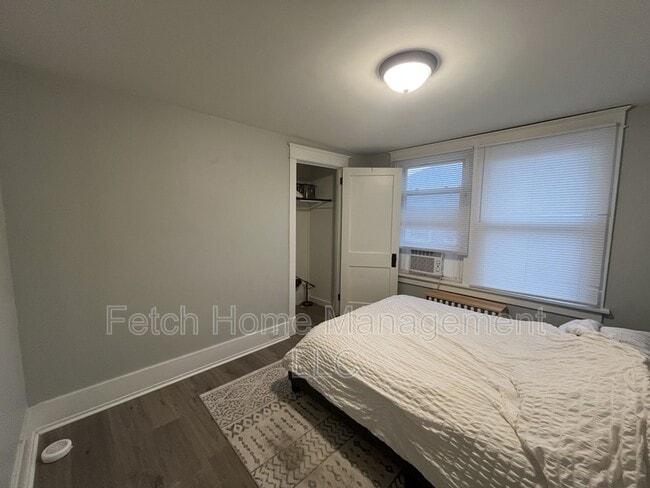 Building Photo - 834 W Main St