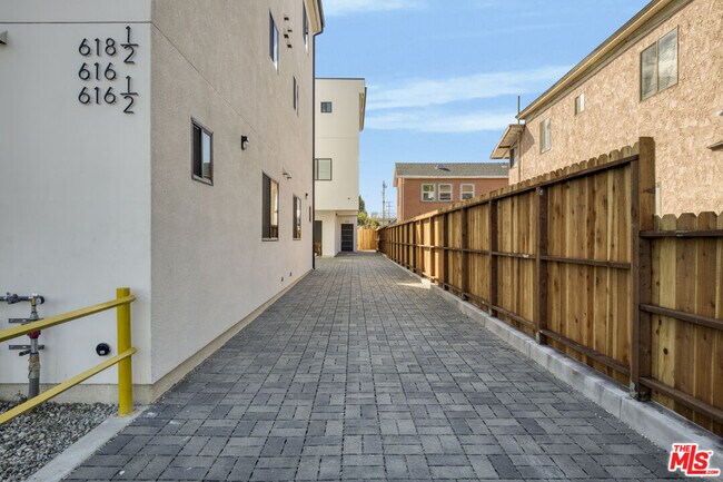 Building Photo - 618 E 28th St