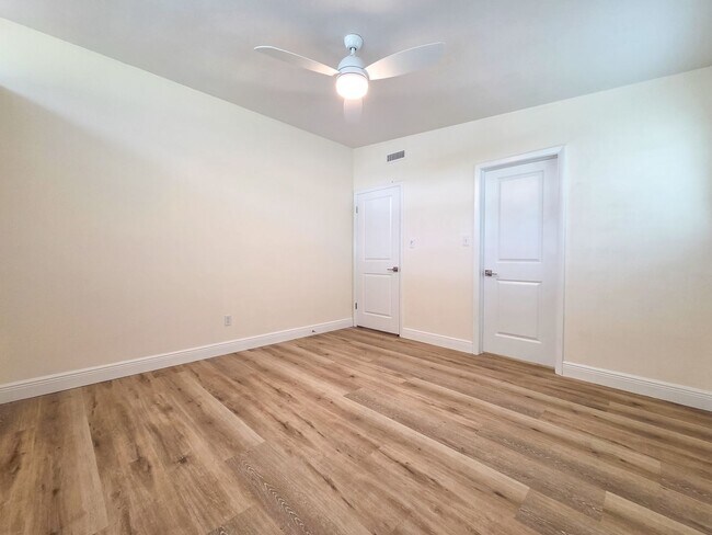Building Photo - Beautifully Renovated 3/2 in Madison Park