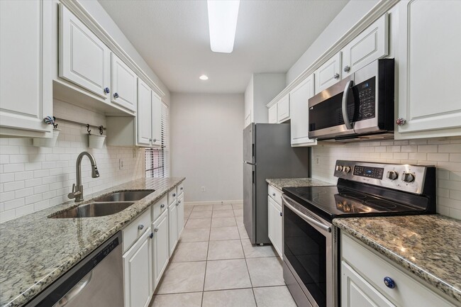 Building Photo - 2255 Braeswood Park Dr