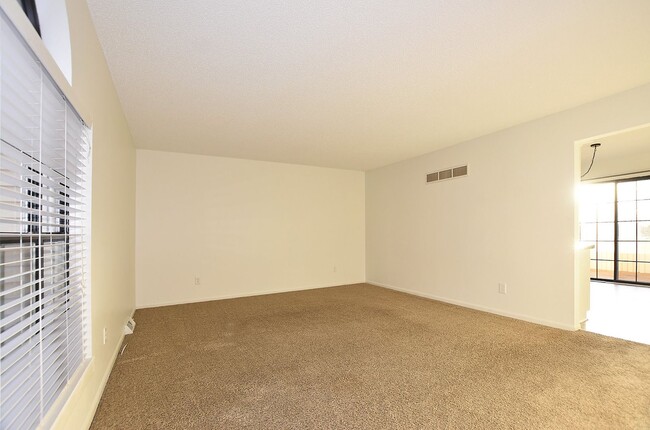 Building Photo - Two bedroom 1.5 bath townhome with 1 car g...