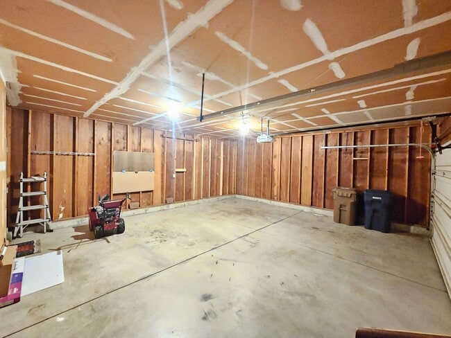 Building Photo - 6902 N Old Fort Dr