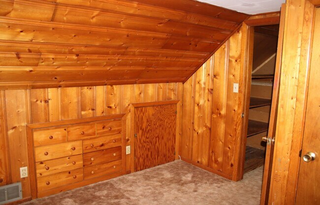 Building Photo - 4 bedroom/1 Bath Single Home!